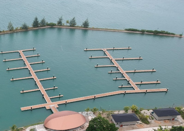 โป๊ะอลูมิเนียมในเกาะ Nirup อินโดนีเซีย