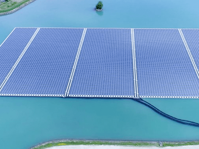 Piattaforma galleggiante a energia solare